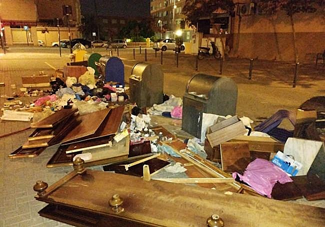 Muebles viejos y basura arrojados junto a los contenedores de Lorca.