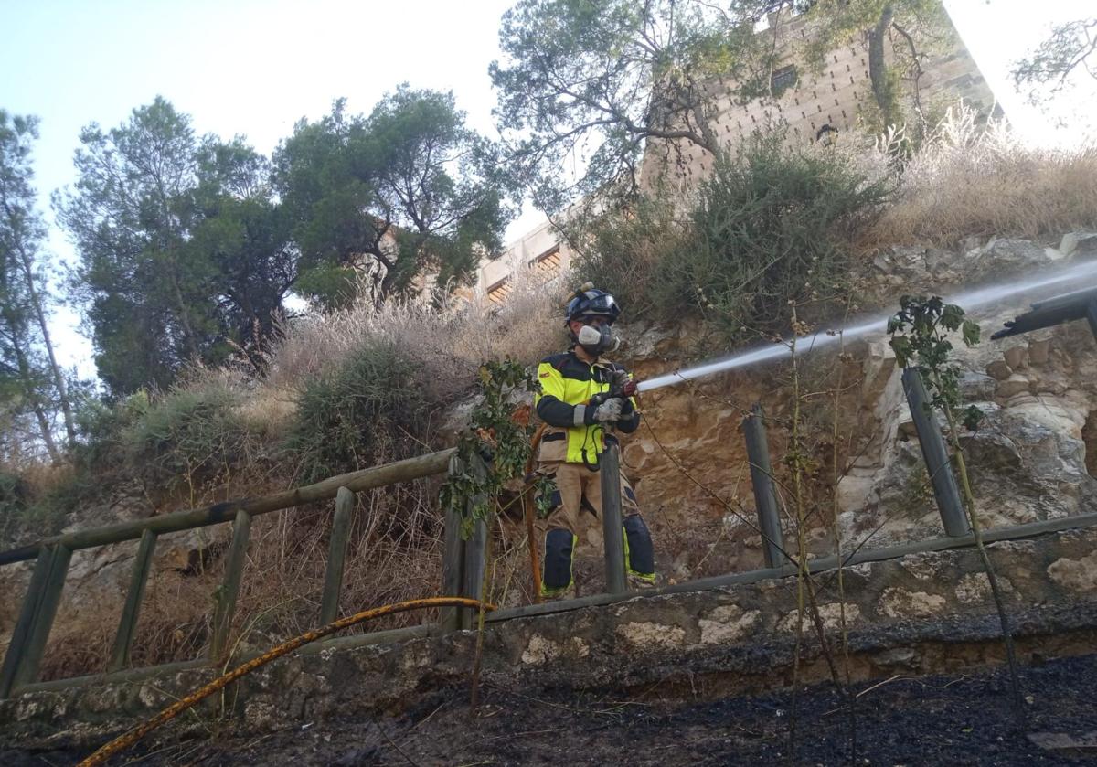 Los bomberos trabajando en el incendio.
