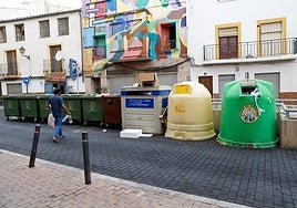 Un vecino se dirige a los contenedores ubicados junto a la plaza Arcoiris a arrojar basura a plena luz del día.