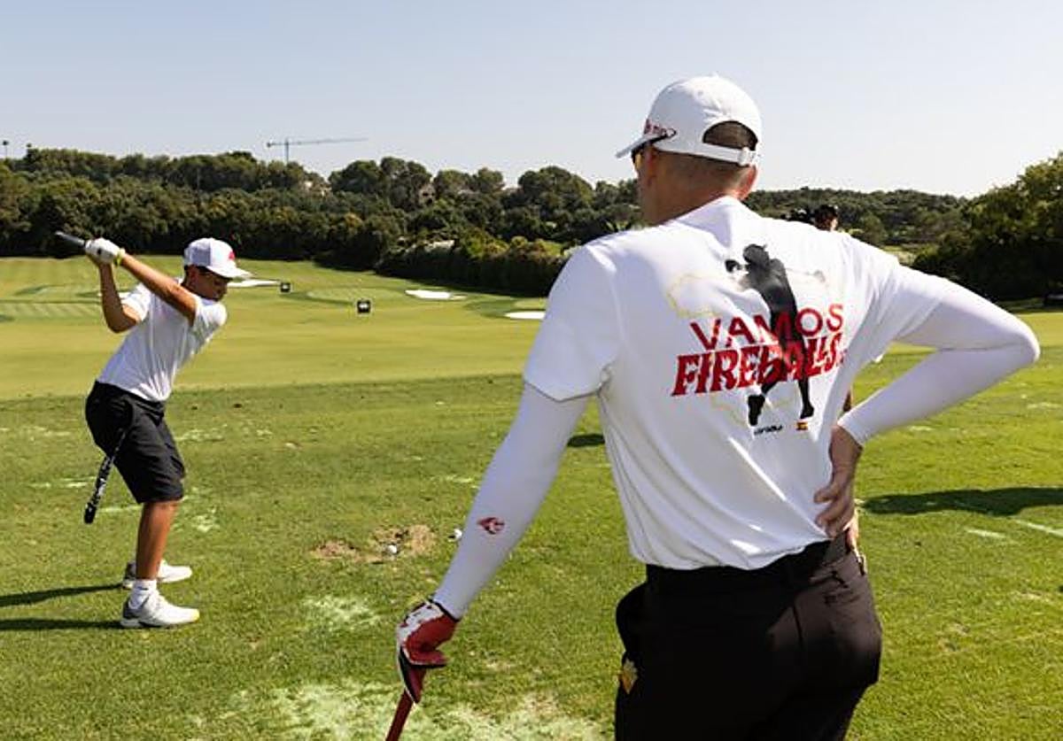 El capitán de Fireballs GC Sergio García mira a uno de los ganadores de la beca de la Fundación Valderrama participando en una clínica en el Real Club de Golf Valderrama (San Roque).