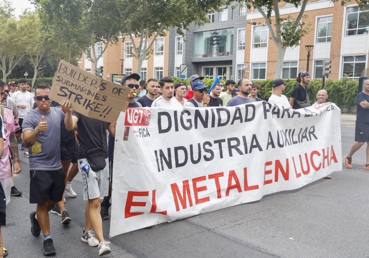 Los trabajadores, este miércoles, manifestándose en el paseo Alfonso XIII.
