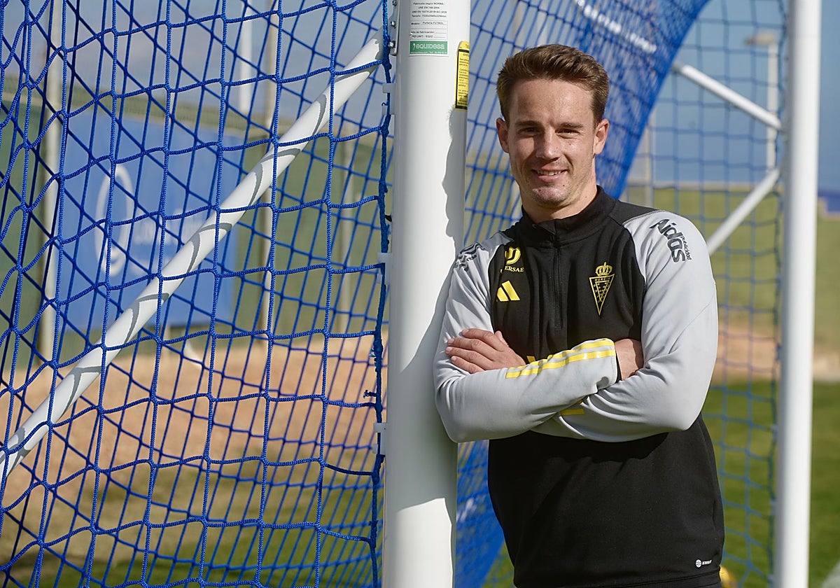 Pablo Larrea posa para LA VERDAD en Pinatar Arena durante su estancia en el Real Murcia.
