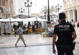 Un agente de Policía Local en Cartagena en una imagen de archivo.