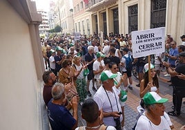 Los vecinos de Villas Caravaning, este jueves, concentrados frente a la sede municipal de la calle San Miguel.