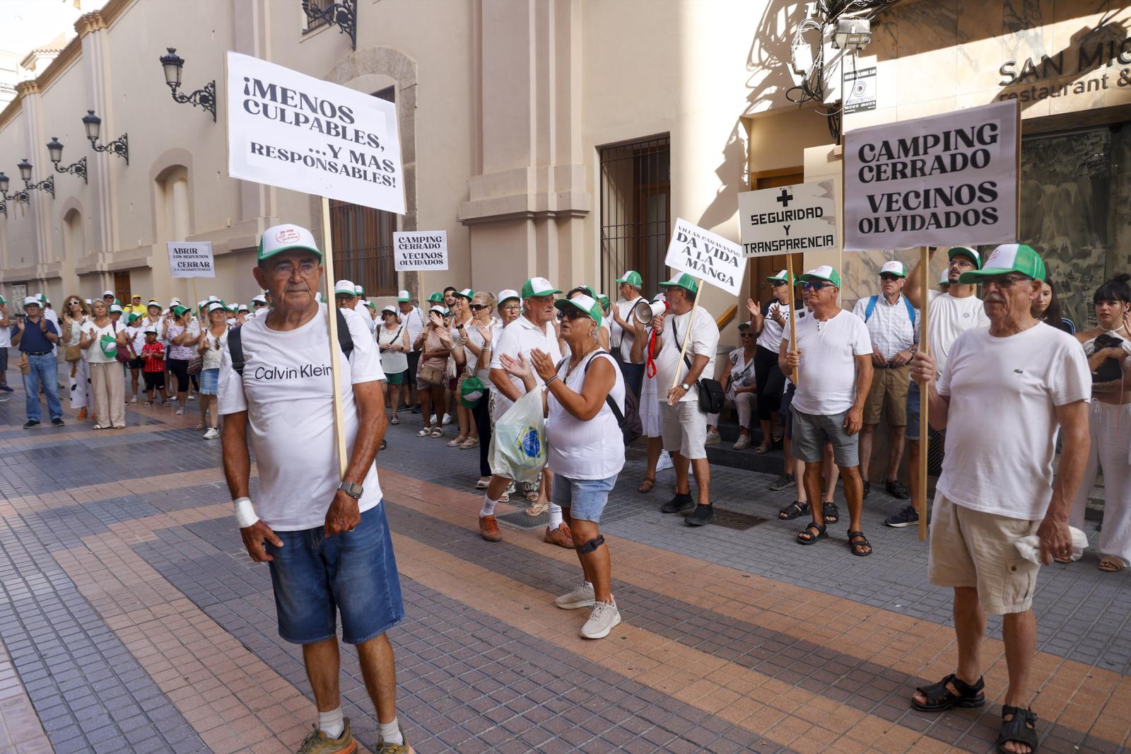 La protesta de los vecinos de Villas Caravaning, en imágenes