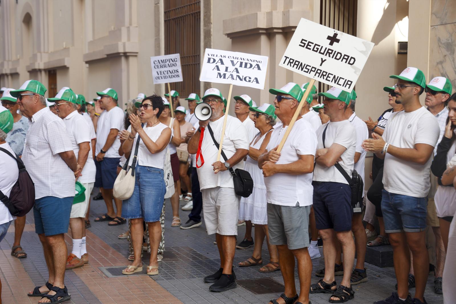 La protesta de los vecinos de Villas Caravaning, en imágenes