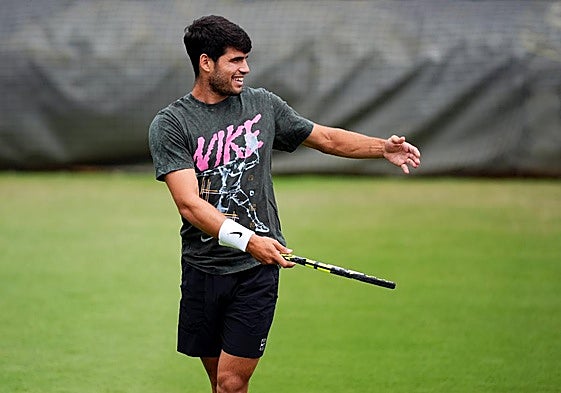 Carlos Alcaraz, ayer, durante una sesión de entrenamiento en Wimbledon.