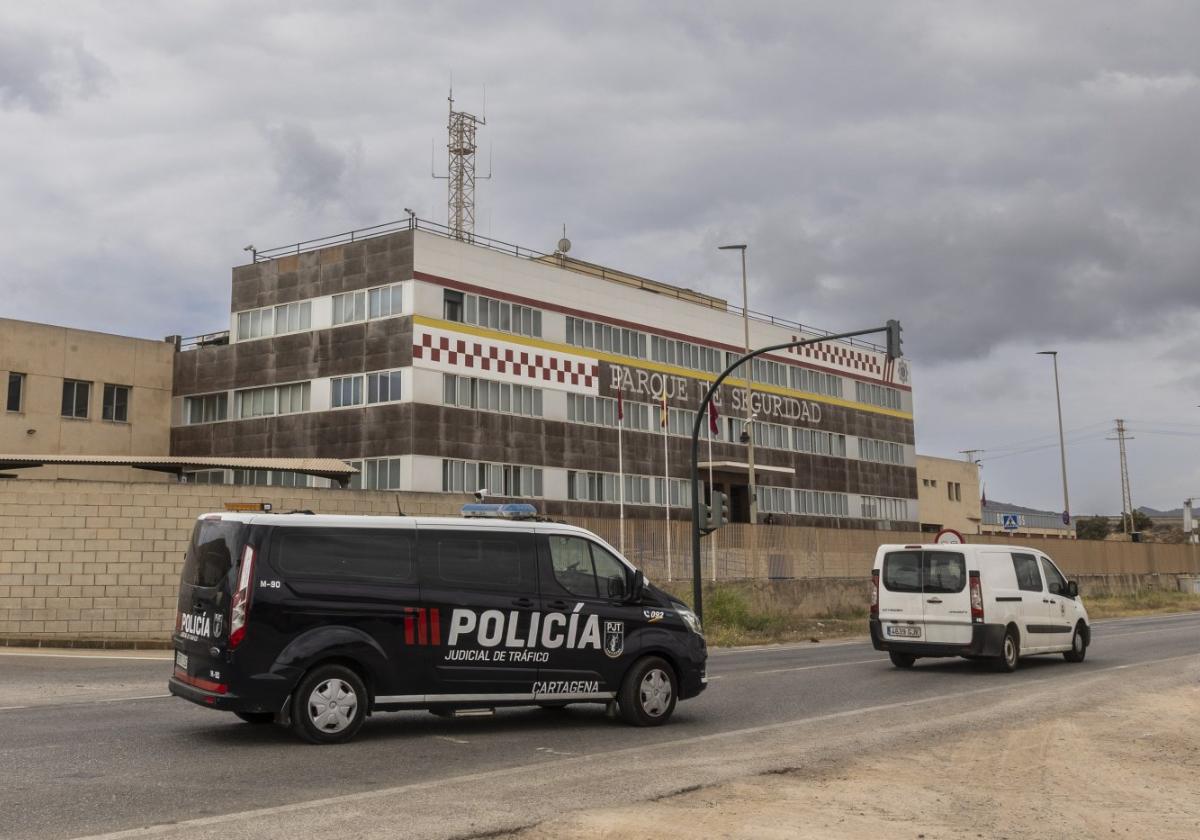Un furgón de la Policía Local sale del Parque de Seguridad en dirección al centro de la ciudad, ayer.