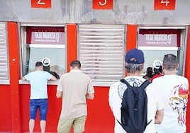 Aficionados del Real Murcia hacen cola para sacar sus abonos la semana pasada nada más comenzar la campaña.