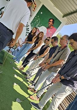 Imagen - Momento golf. Pérez y Ruiz (primeros por la derecha) tomando conciencia de cómo coger el palo.