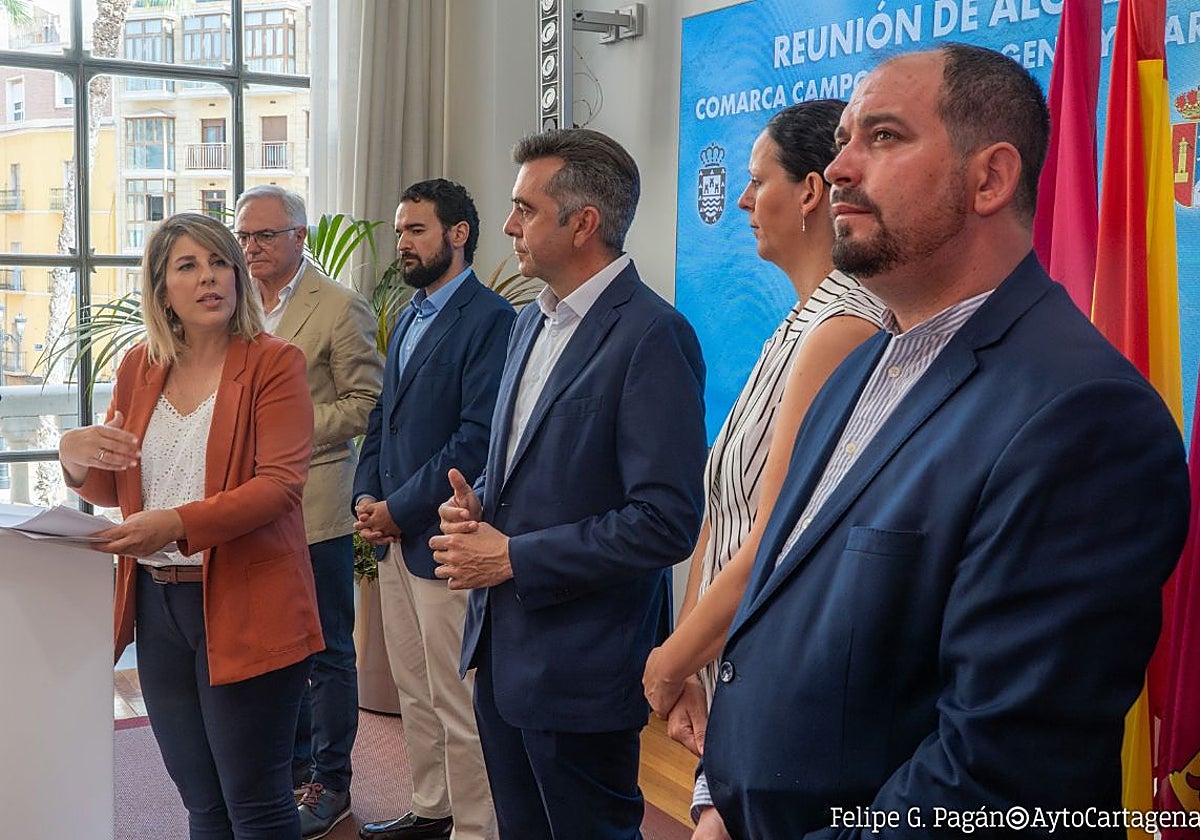 Noelia Arroyo, al fondo, con Mario Cervera en primer término, este jueves en el Palacio Consistorial de Cartagena.