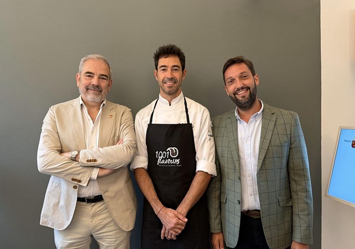 El director general de Turismo, flanqueado por el director de la oficina de Turismo en Roma y el chef de Almo.