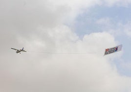El avión que portando la pancarta del Sindicato de Regantesn en la presentación