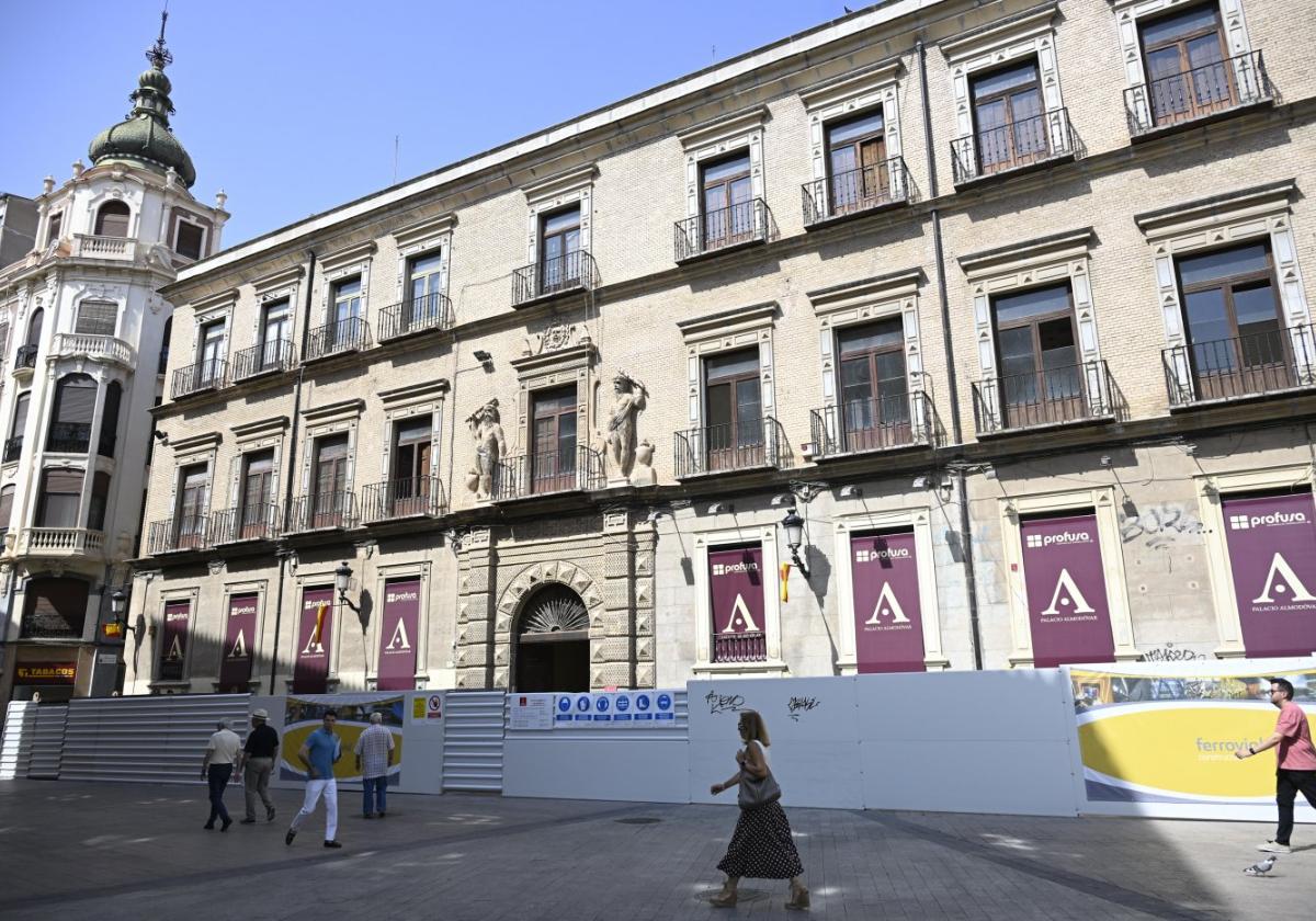 Fachada principal del palacio Almodóvar, en cuyo interior ya han comenzado las obras.