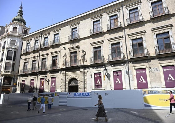 Fachada principal del palacio Almodóvar, en cuyo interior ya han comenzado las obras.