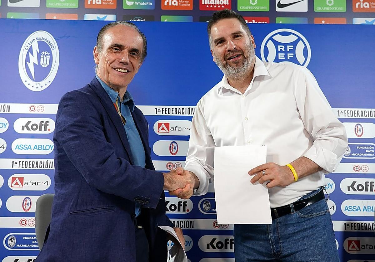 El empresario madrileño Pedro Arribas (izq.), que pretende comprar el 100% de las acciones del Cartagena, cierra un acuerdo de filialidad en su etapa en el Rayo Majadahonda.