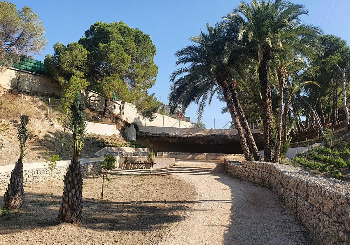 La senda de acceso al estanque recién construida tras las obras.