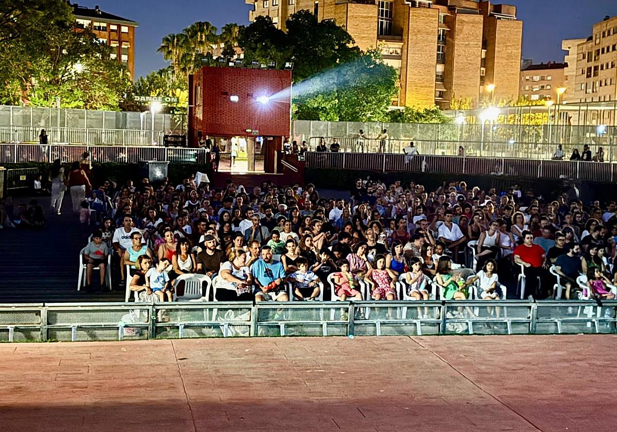Asistentes a la primera noche del cine de verano en el Parque Fofó de Murcia.