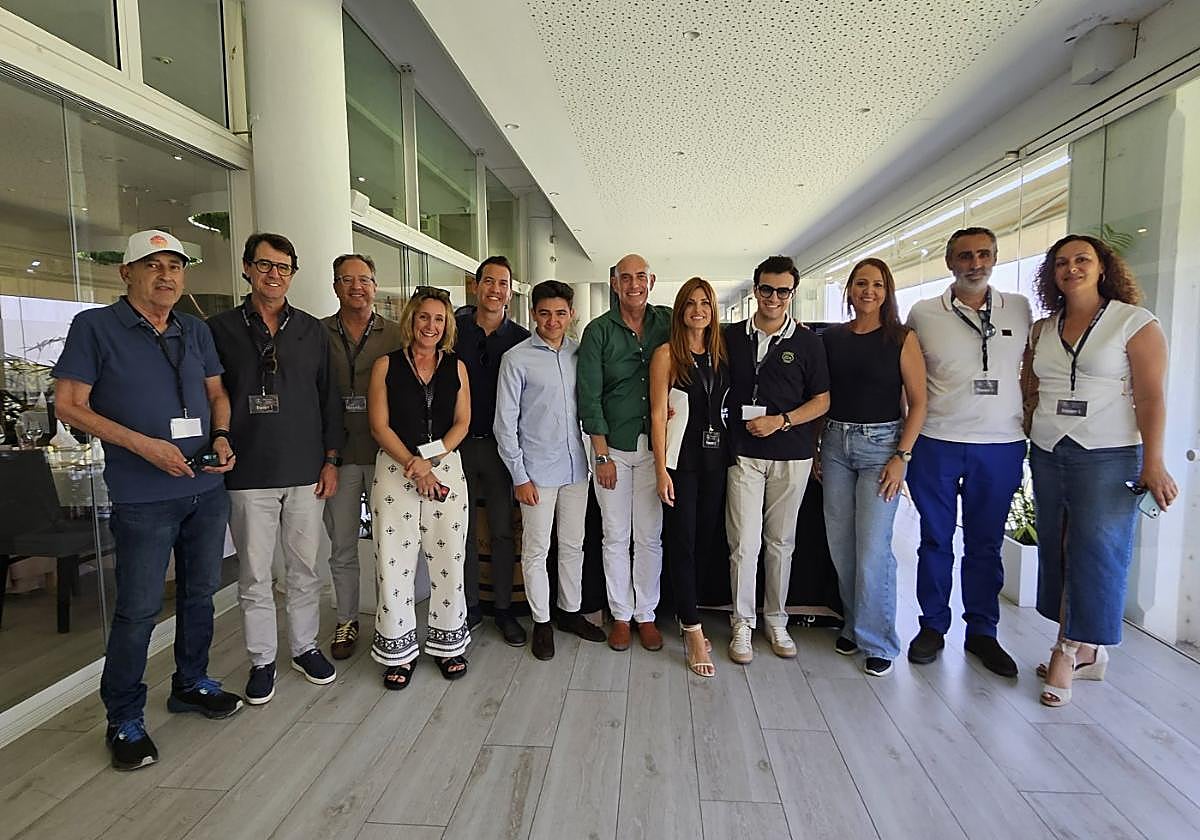 Entre los invitados. El joven especialista en movilidad eléctrica Diego Soria, entre el grupo de participantes (sexto por la izquierda) y flanqueado porJesús Molina, asesor comercial Auto Classe (a su izquierda) y José Fulgencio Pérez, director comercial de Dimovil, a su derecha.