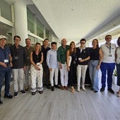 Entre los invitados. El joven especialista en movilidad eléctrica Diego Soria, entre el grupo de participantes (sexto por la izquierda) y flanqueado porJesús Molina, asesor comercial Auto Classe (a su izquierda) y José Fulgencio Pérez, director comercial de Dimovil, a su derecha.
