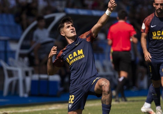 Julito, atacante del UCAM, hace el arquero para celebrar un gol la temporada pasada.