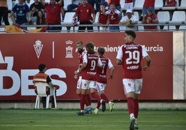 Pedro Benito o Cadorini acuden a celebrar un gol de Saveljich ante el Algeciras, los tres con contrato con el Real Murcia.