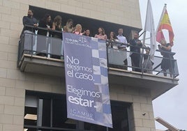 La junta directiva del Colegio desplegando una pancarta este viernes en defensa del turno de oficio.