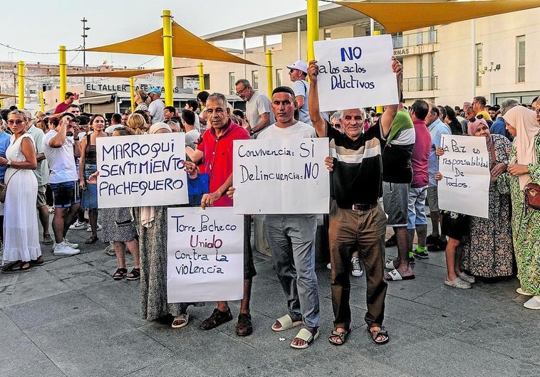 Vecinos de Torre Pacheco exhiben lemas contra la violencia durante la concentración de este viernes.