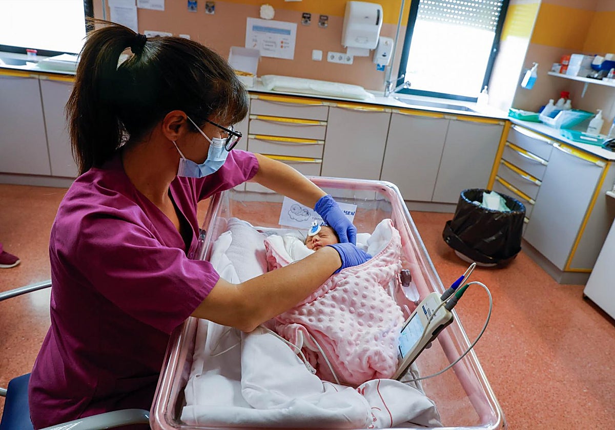 Personal sanitario atiende a un bebé en la planta de Maternidad.