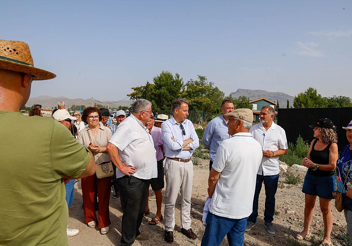 El alcalde (c) habla con los vecinos durante una de las jornadas de protesta en la rambla de La Torrecilla.