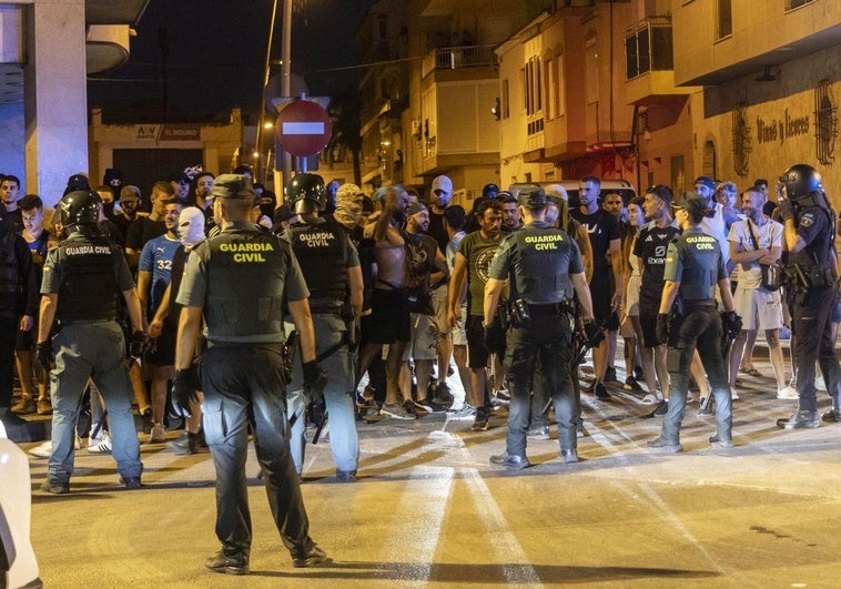 Grupos de jóvenes entre policías y guardias civiles, este sábado por la noche, en Torre Pacheco.