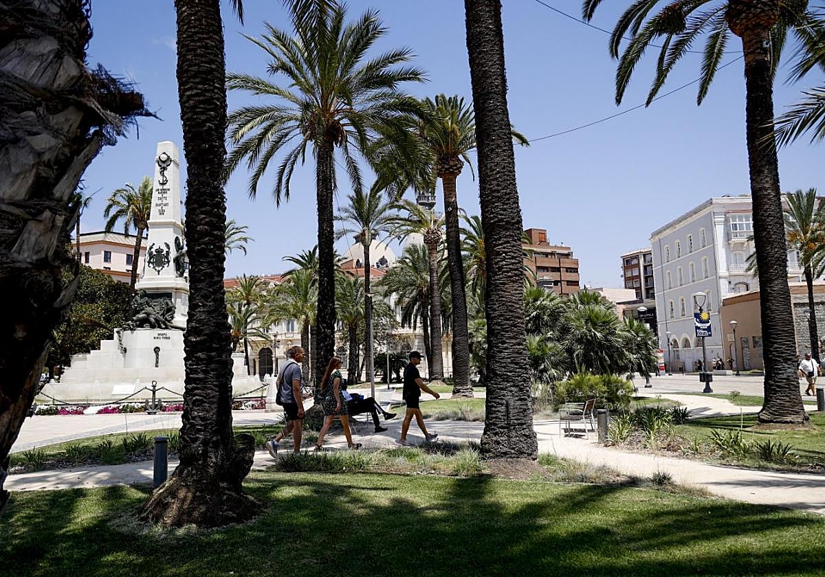 Un grupo de turistas pasea entre los caminos de albero que habilitaron en la última intervención de Héroes de Cavite.