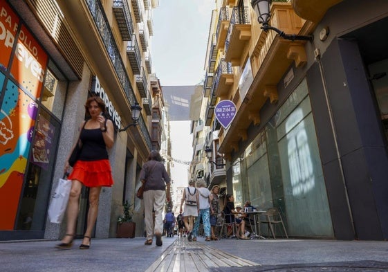 Único toldo que da sombra en la calle Trapería de Murcia.