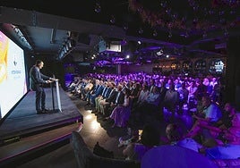 El director de LA VERDAD, Víctor Rodríguez, se dirige a los asistentes a la gala, celebrada en Odiseo, que estuvo moderada por la humorista Raquel Sastre.