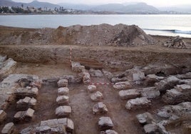 Restos de unas termas romanas excavados enla playa de El Alamillo, enel Puerto de Mazarón.