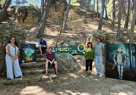 El concejal de Turismo, José Santiago Villa (1º dcha) junto a los organizadores de la actividad.