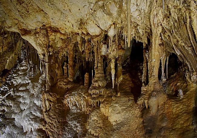 Espeleotemas existentes en el interior de una de las salas que conforman la cueva.