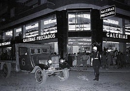 Junto al Rex. En la la calle Correos, esquina con el histórico cine Rex, se inauguró el primer supermercado de la ciudad, que vino a revolucionar el comercio e imponer nuevos usos a las compras.