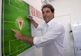 Asier Goiria, director deportivo del Real Murcia, fotografiado esta semana en su despacho del Enrique Roca de Murcia.