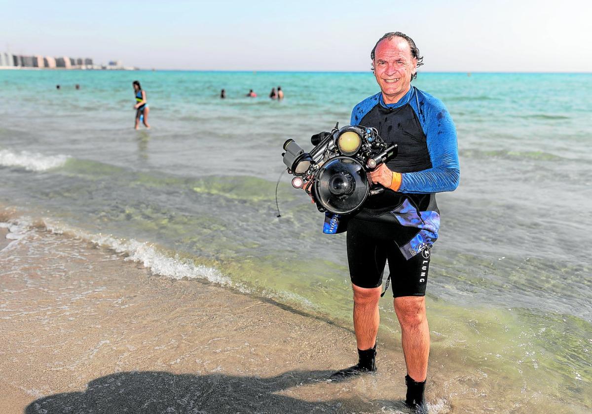 Javier Murcia, junto a su cámara fotográfica submarina, en una de las playas de La Manga.