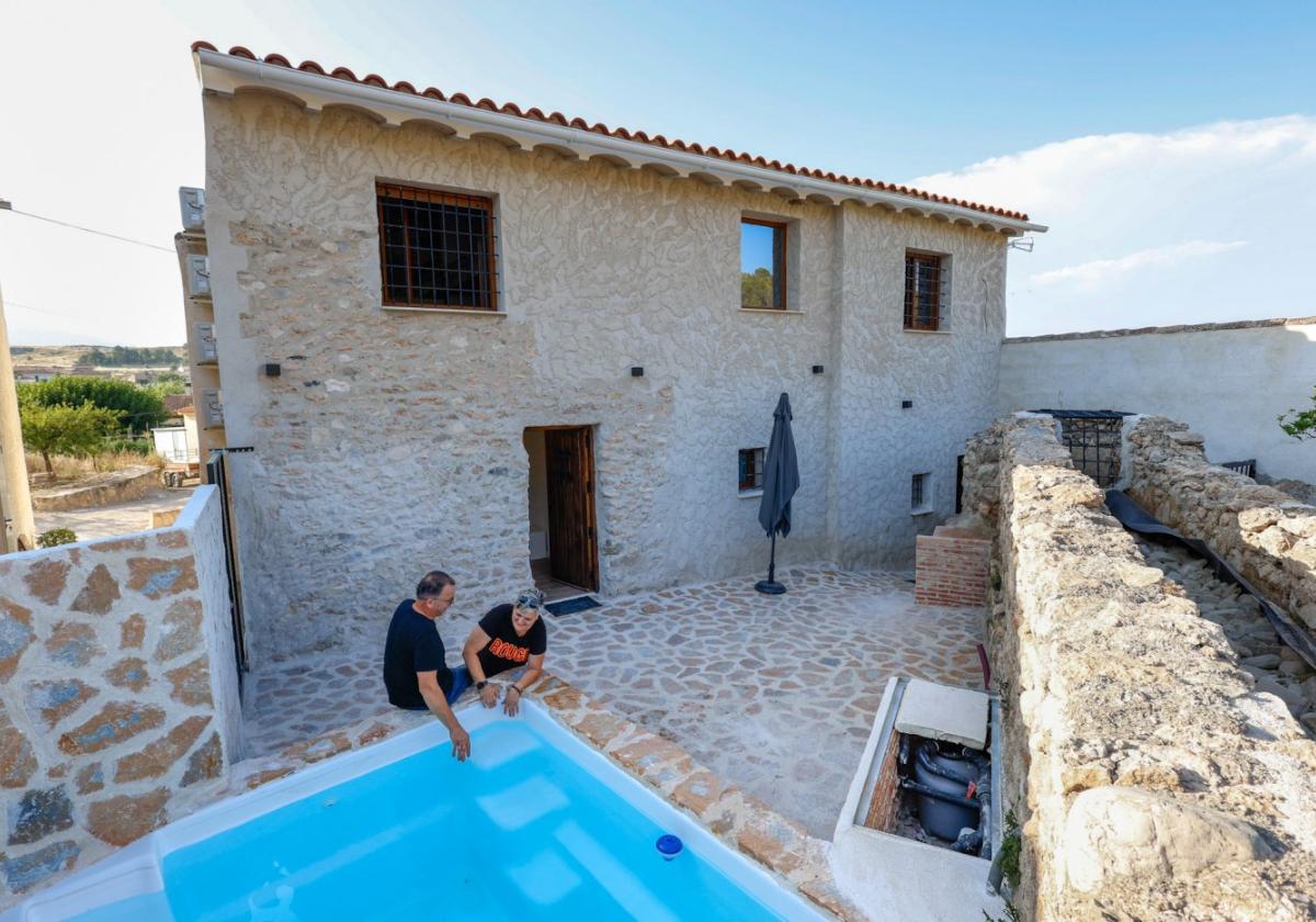 Los propietarios de la nueva casa rural de la pedanía de Jarales, antes de la inauguración del alojamiento, el viernes.