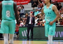 Sito Alonso aparece en el fondo de la imagen en una conversación entre sus jugadores Sant-Roos y Radebaugh.