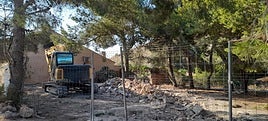 La pala excavadora junto al montón de escombros a que ha quedado reducida la casa de Calblanque.
