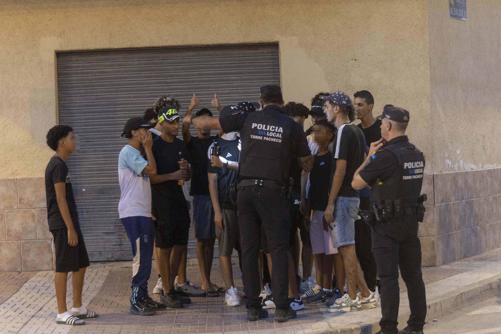 75 agentes tratan de frenar la espiral de violencia en Torre Pacheco, en imágenes