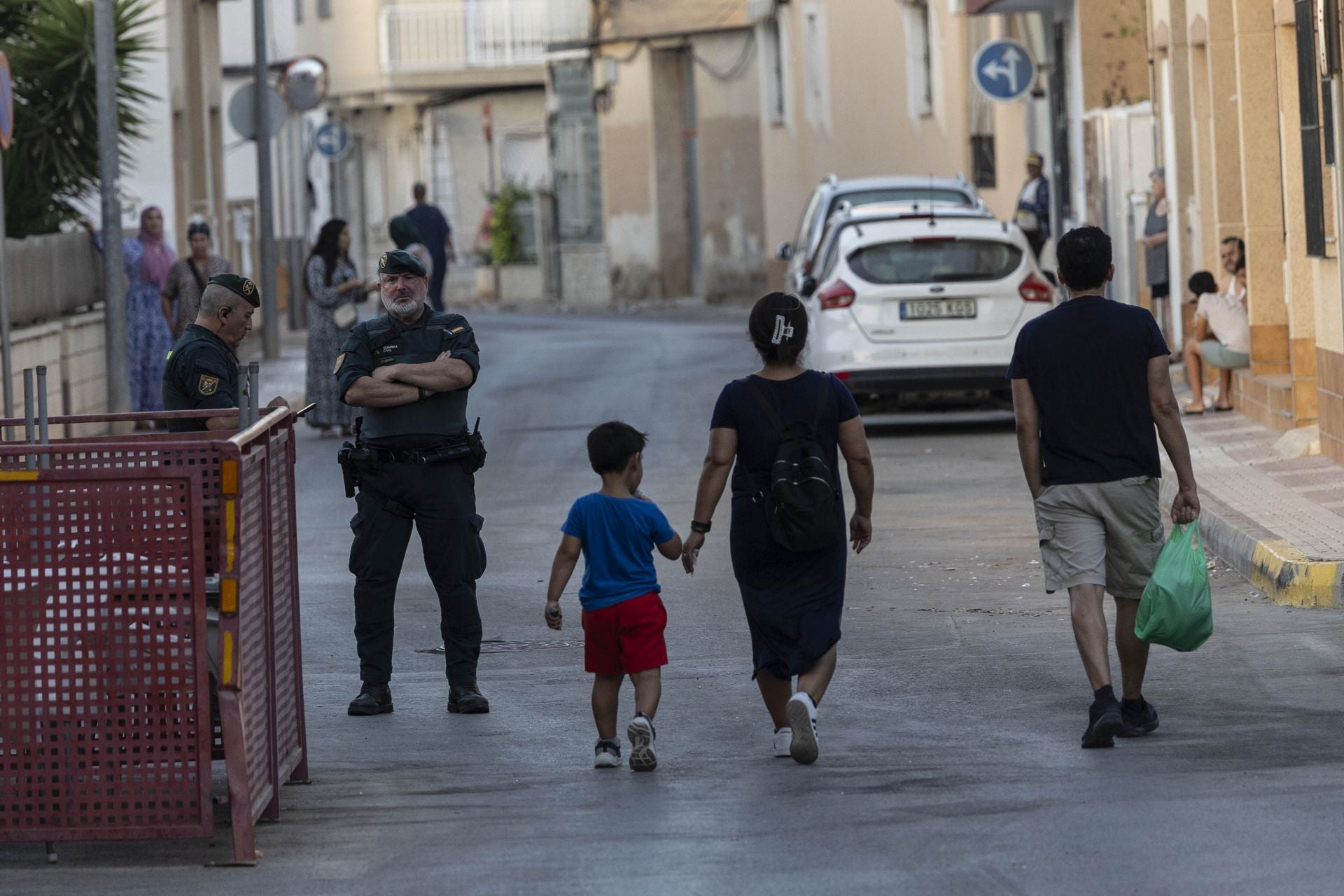 75 agentes tratan de frenar la espiral de violencia en Torre Pacheco, en imágenes