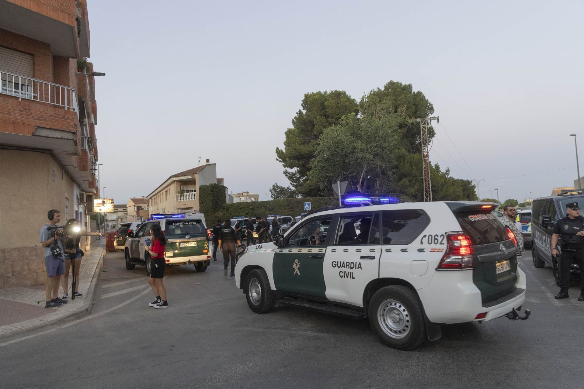 75 agentes tratan de frenar la espiral de violencia en Torre Pacheco, en imágenes