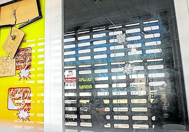 Fachada del kebab destrozado.