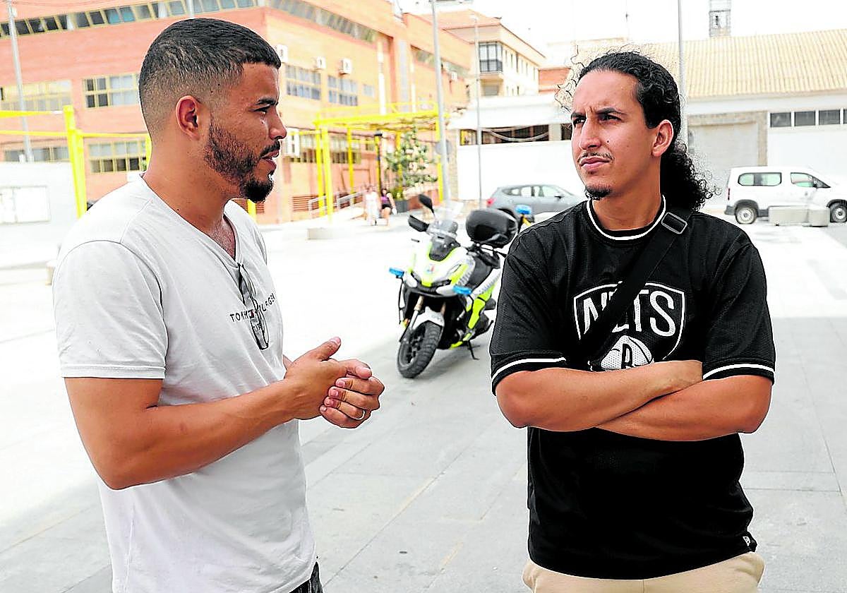 Abdel y Hamza, dos vecinos de Torre Pacheco de origen marroquí, en la Plaza del Ayuntamiento.