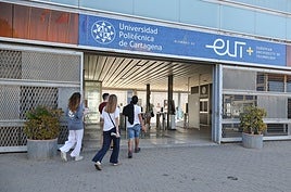 Varios alumnos acuden a clase en una imagen de archivo.