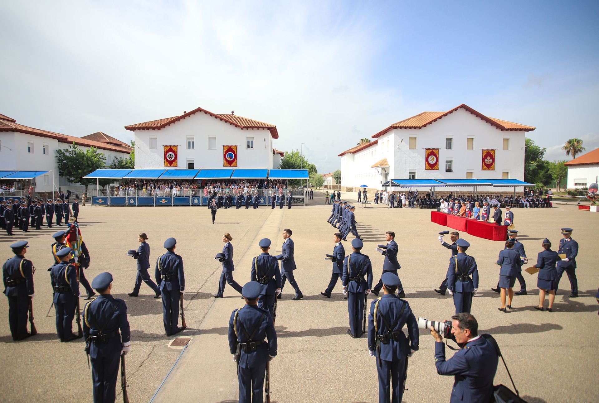 El Rey preside el acto de entrega de despachos en la Academia General del Aire de San Javier